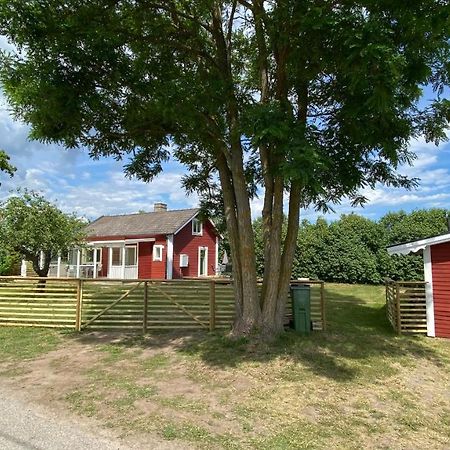 Charmig, Nyrenoverat Och Fullt Utrustad Stuga. Anpassad Foer Hundar, Naera Till Naturen Och Havet. Gangavstand Till Golfbana. Kalmar Exterior photo